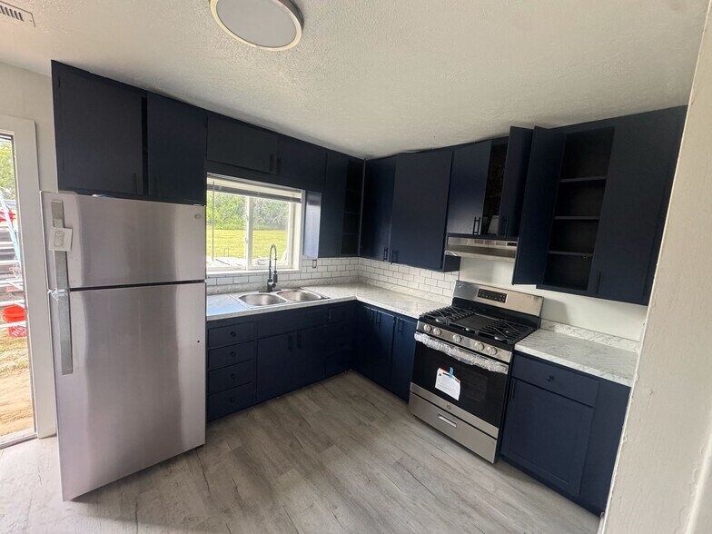 908 Orange St, Baldwin City, KS à vendre - Photo du bâtiment - Image 2 de 9