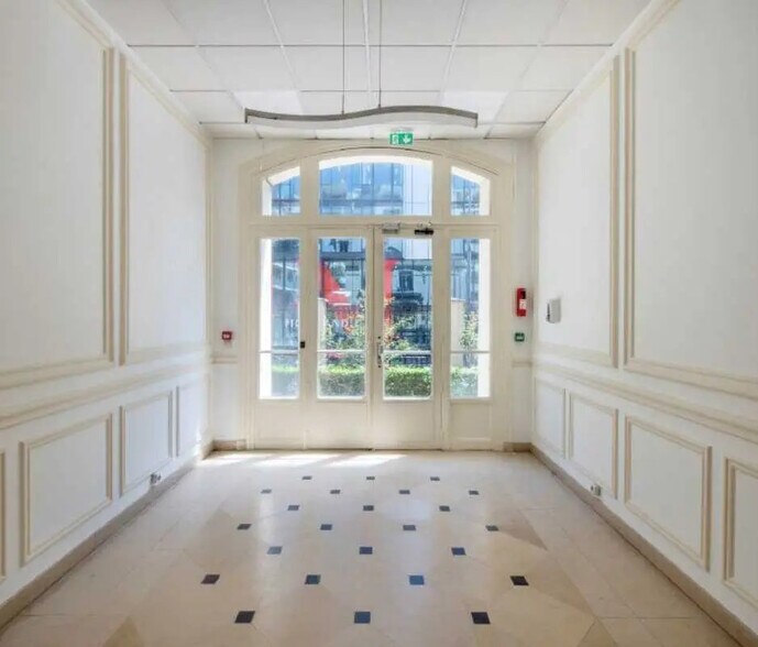Office in Clichy for lease - Lobby - Image 2 of 8