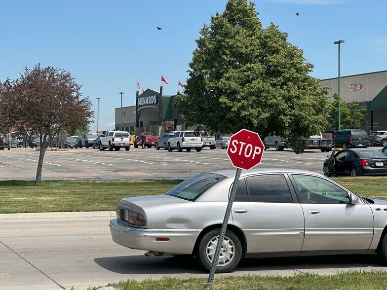 33rd Street, Hastings, NE à vendre - Photo du bâtiment - Image 3 de 9