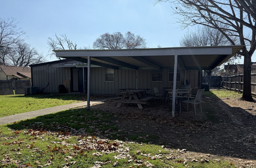 203 E Worth St, Grapevine, TX à louer - Photo du bâtiment - Image 3 de 8
