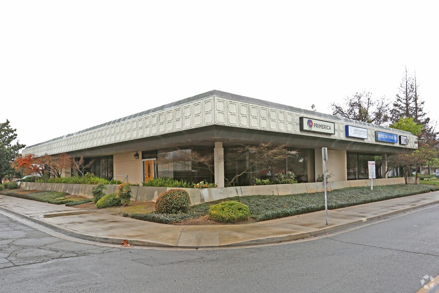 1535 E Shaw Ave, Fresno, CA à louer - Photo du bâtiment - Image 1 de 8