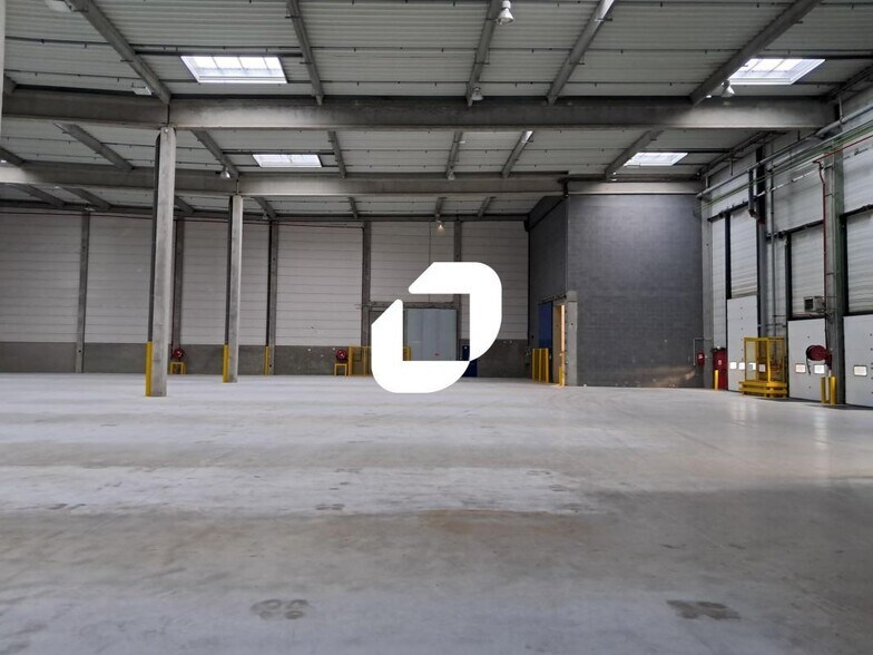 Industrial in Compans for lease - Interior Photo - Image 3 of 6