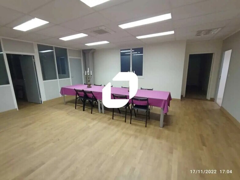 Office in Vitry-sur-Seine for lease - Interior Photo - Image 3 of 8
