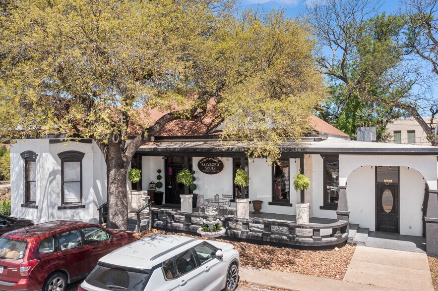 702 Front St, Comfort, TX à vendre - Photo du bâtiment - Image 3 de 48