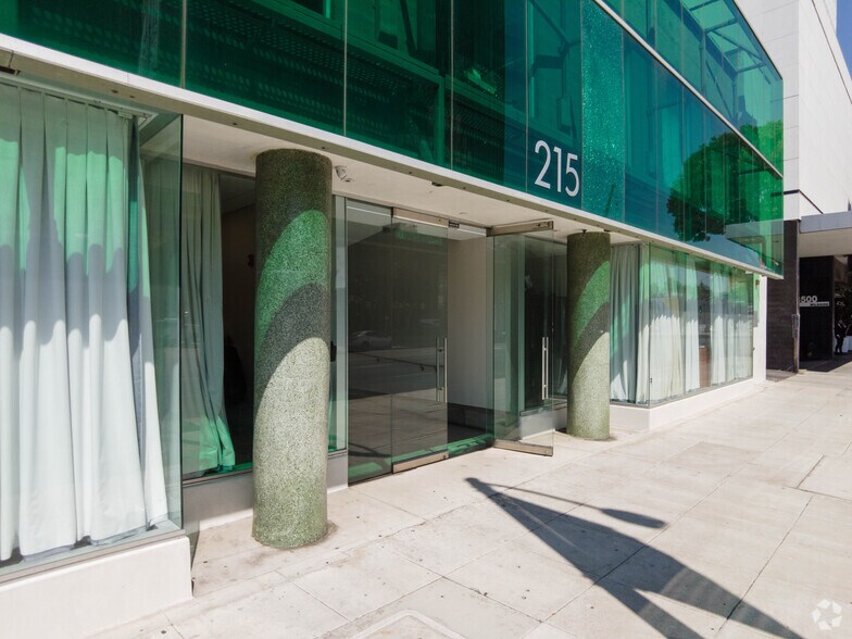 215 S La Cienega Blvd, Beverly Hills, CA à louer - Photo du bâtiment - Image 3 de 10