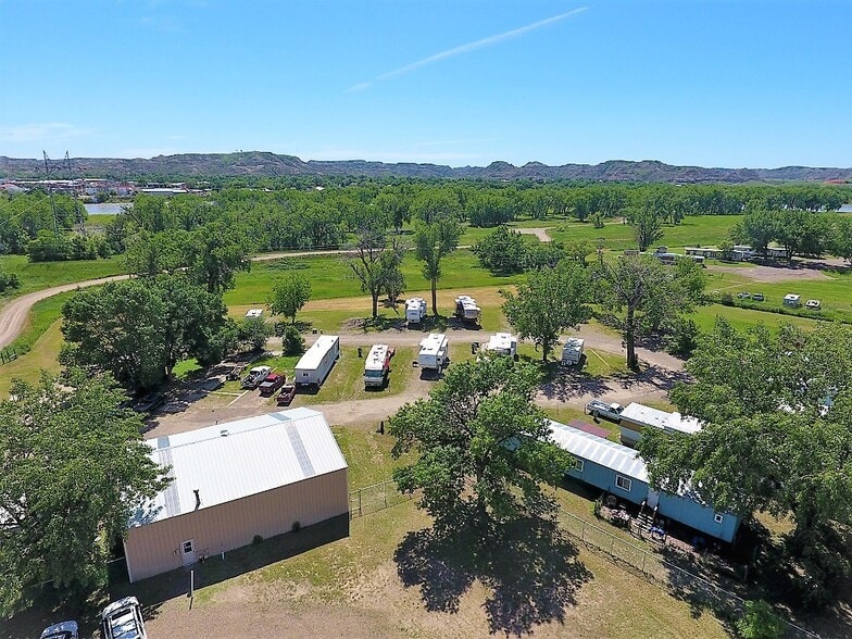 1003 W Bell St, Glendive, MT à vendre - Photo du bâtiment - Image 2 de 7