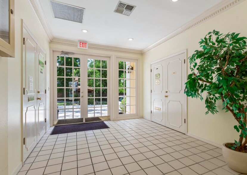 529 Versailles Dr, Maitland, FL à vendre - Photo du bâtiment - Image 3 de 5