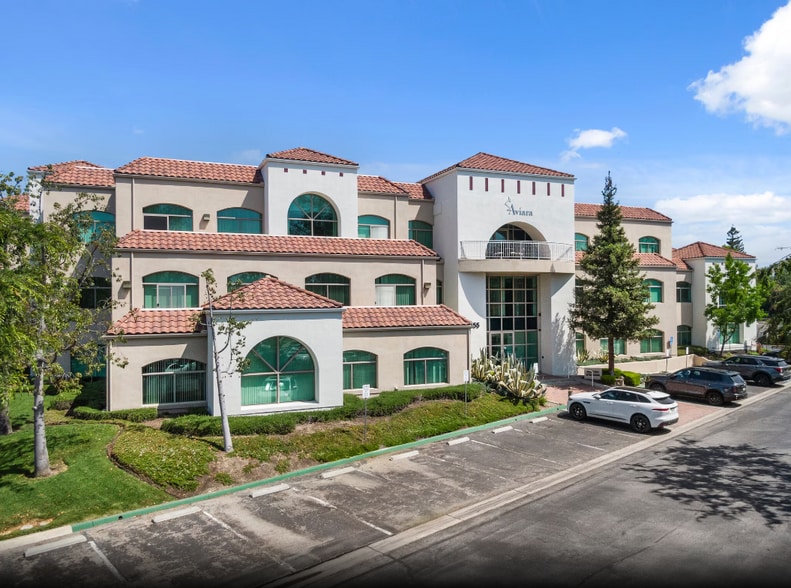 2555 Townsgate Rd, Westlake Village, CA for lease - Building Photo - Image 2 of 3