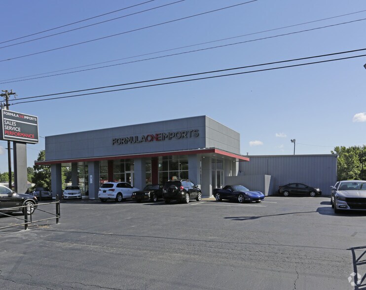 7511 E Independence Blvd, Charlotte, NC à vendre - Photo du bâtiment - Image 2 de 4