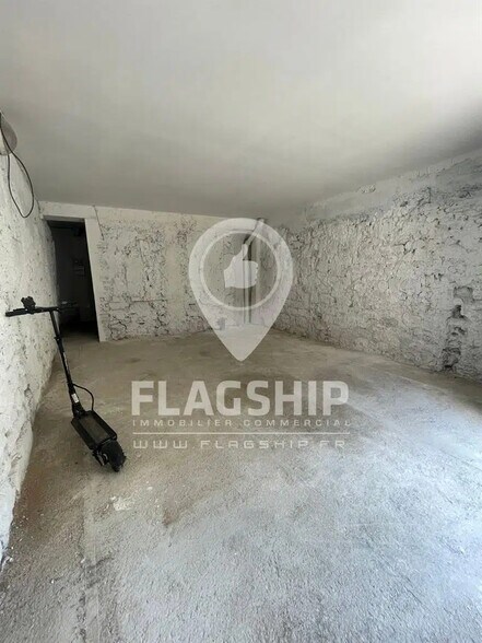 Retail in Paris for sale - Interior Photo - Image 1 of 7