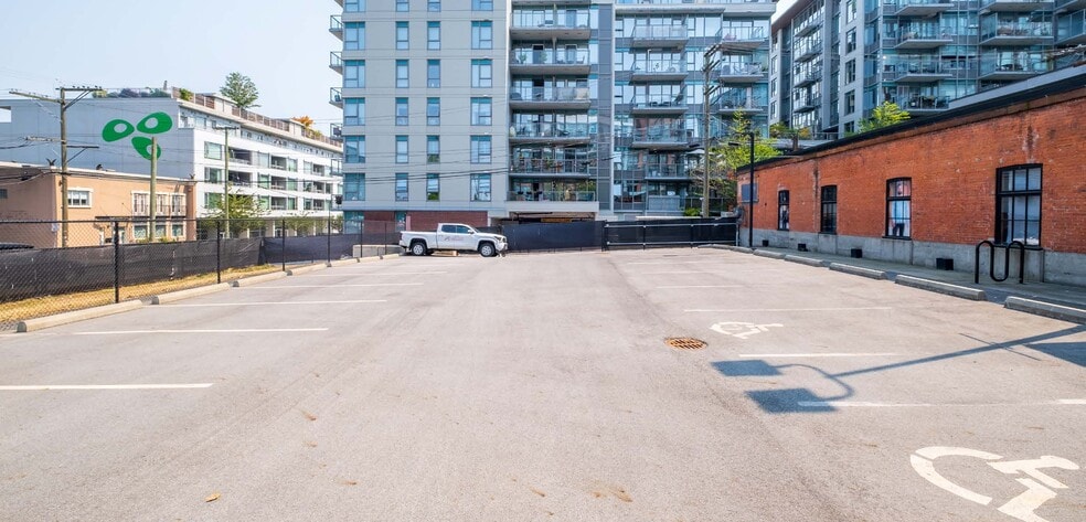 2218 Main St, Vancouver, BC à louer - Photo du bâtiment - Image 3 de 9