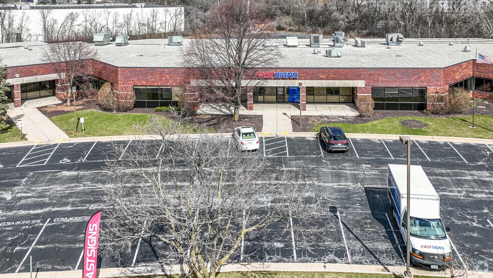 11020 W Plank Ct, Wauwatosa, WI for lease - Building Photo - Image 2 of 7