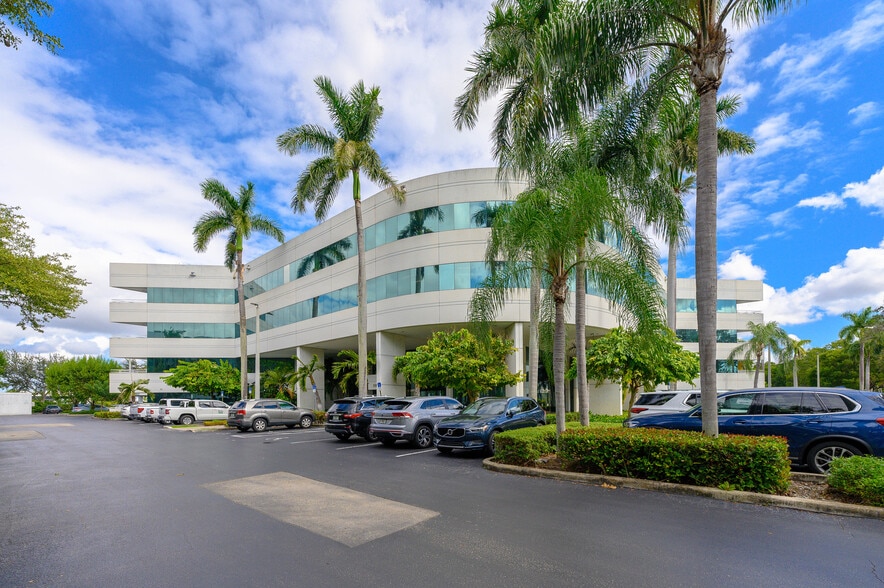 5959 Waterford District Dr, Miami, FL for lease - Building Photo - Image 2 of 18