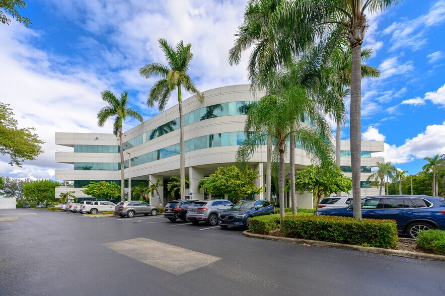 5959 Waterford District Dr, Miami, FL à louer - Photo du bâtiment - Image 2 de 18