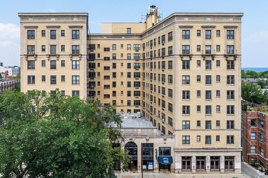 6805 N Sheridan Rd, Chicago, IL for lease - Building Photo - Image 2 of 30