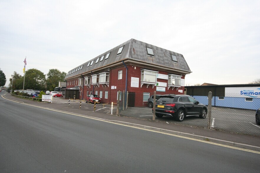 40 Station Rd, Westbury à louer - Photo du bâtiment - Image 2 de 13