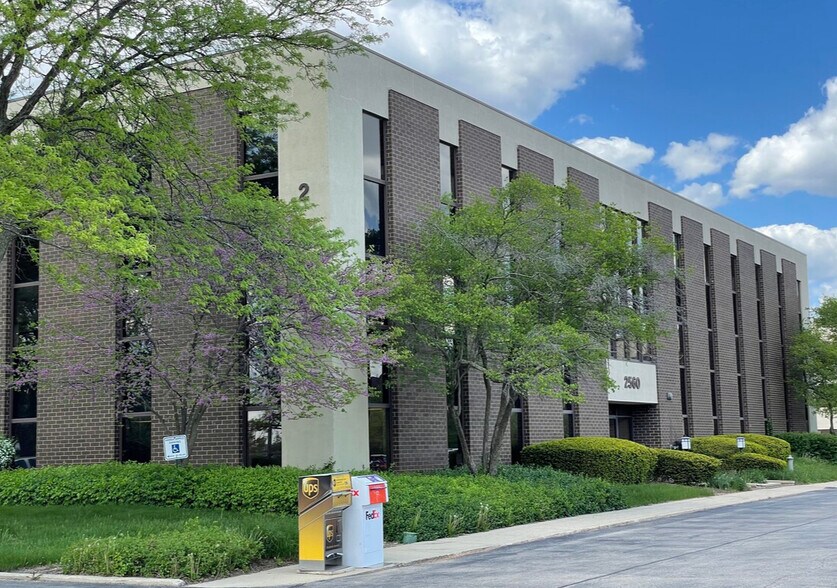 2560 Foxfield Rd, St Charles, IL à louer - Photo du bâtiment - Image 2 de 8