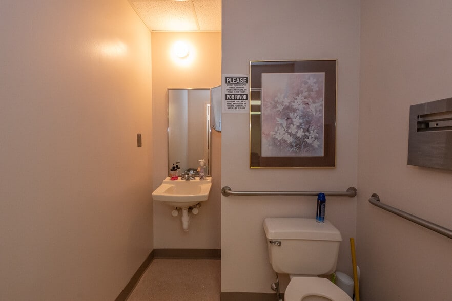 622 Georges Rd, North Brunswick, NJ for sale - Interior Photo - Image 2 of 48