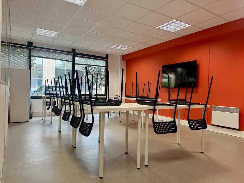 Office in Bron for lease - Interior Photo - Image 2 of 13