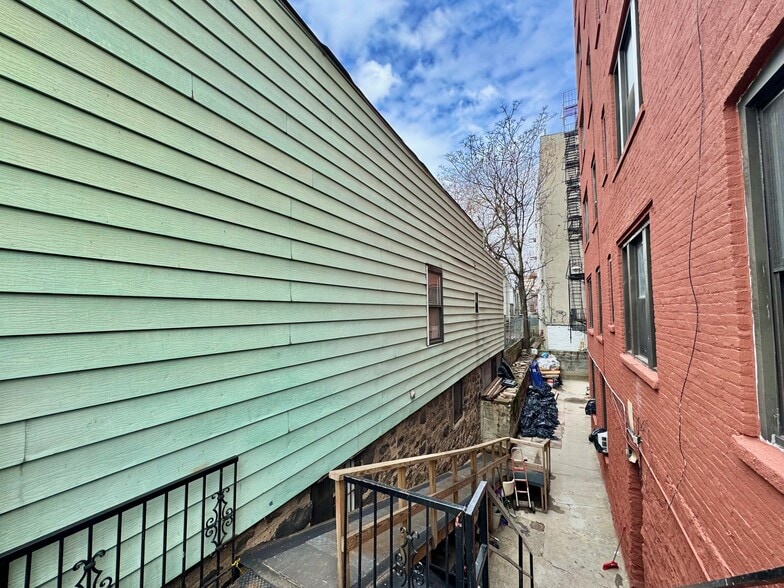 3409 37th Ave, Long Island City, NY à vendre - Photo du bâtiment - Image 3 de 10