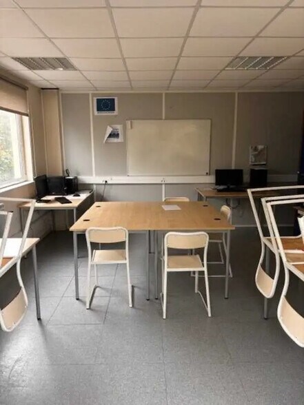 Office in Meaux for lease - Interior Photo - Image 2 of 6