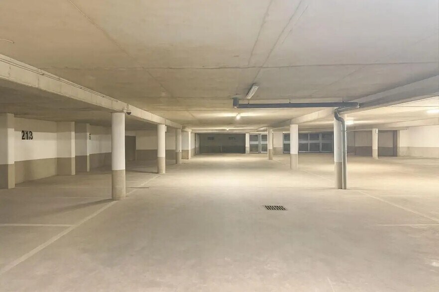 Industrial in Paris for lease - Building Photo - Image 2 of 6