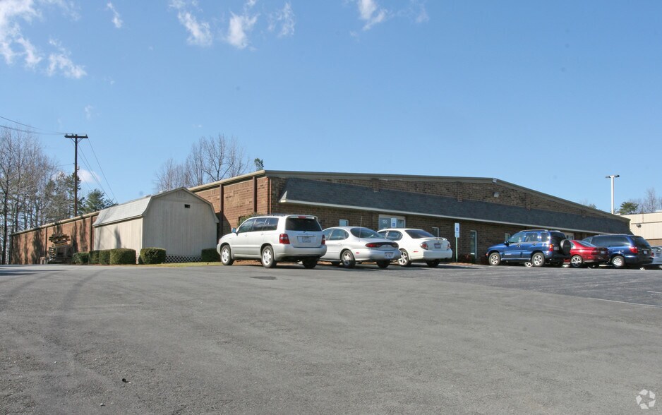120 Landmark Dr, Greensboro, NC à louer - Photo du bâtiment - Image 2 de 12