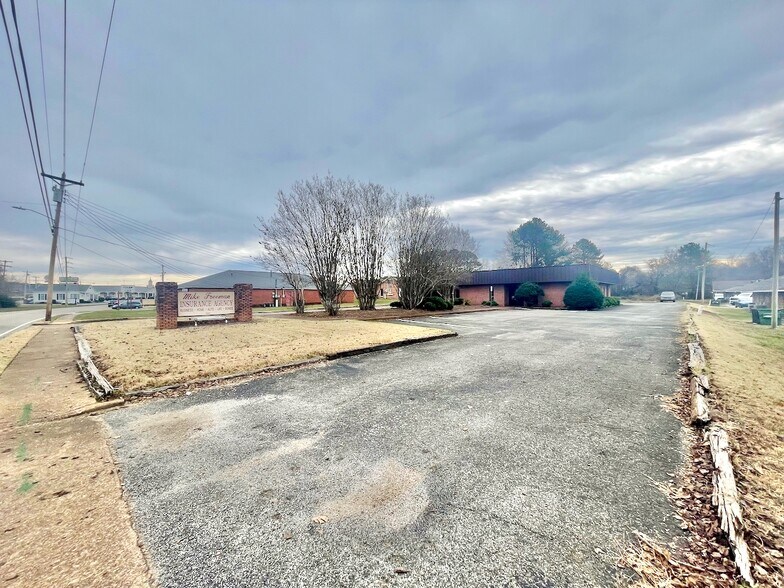 240 Carriage House Dr, Jackson, TN à louer - Photo du bâtiment - Image 3 de 16