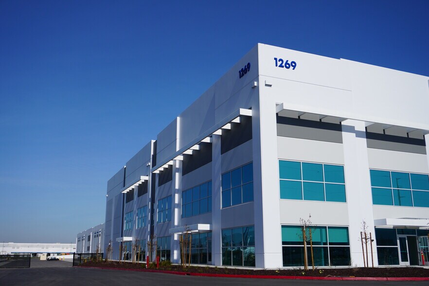 1269 E Grant Line Rd, Tracy, CA à louer - Photo du bâtiment - Image 1 de 8