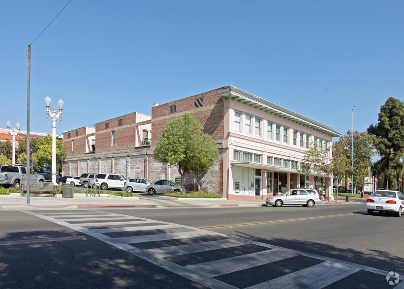 300-318 N Irwin St, Hanford, CA à vendre - Photo principale - Image 1 de 1