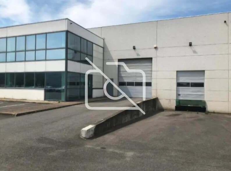 Industrial in Chilly-Mazarin for lease - Building Photo - Image 2 of 8