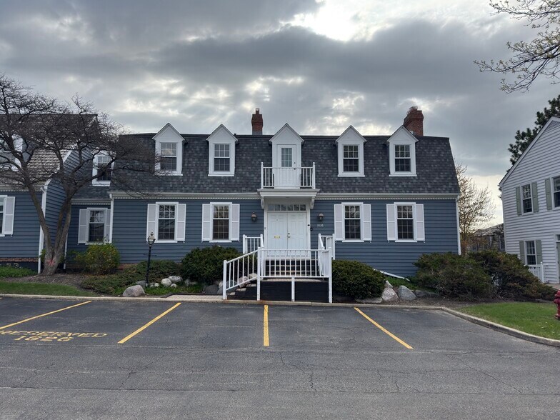 1626 W Colonial Pky, Inverness, IL à vendre - Photo du bâtiment - Image 1 de 37