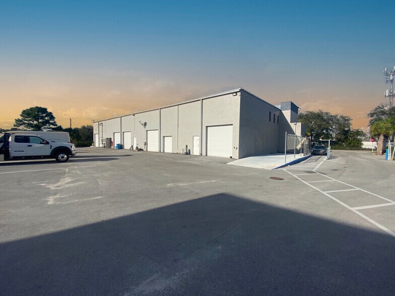 1092-1086 NE Industrial Blvd, Jensen Beach, FL à vendre - Photo du bâtiment - Image 2 de 17
