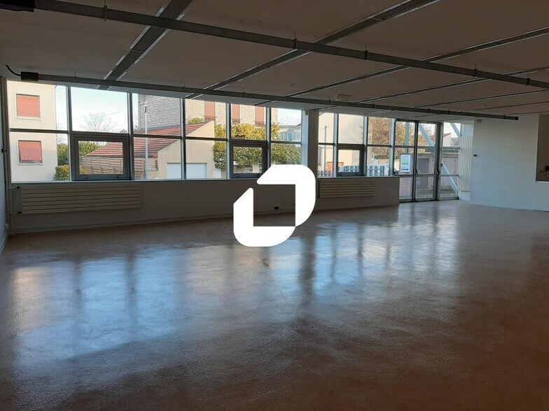 Bureau dans Dammarie-les-Lys à louer - Photo du bâtiment - Image 2 de 13