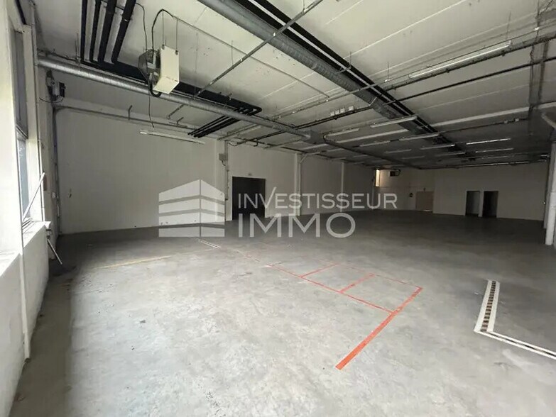 Flex in Cergy for lease - Interior Photo - Image 2 of 9