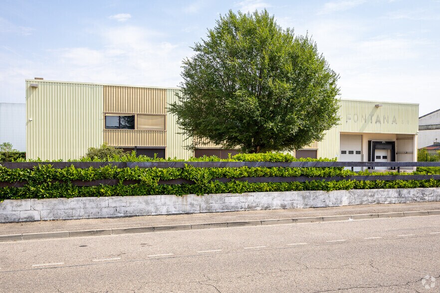 8 Rue Des Freres Lumiere, Genas à vendre - Photo du bâtiment - Image 2 de 3
