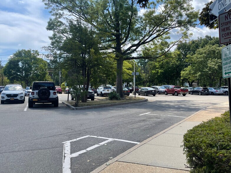 226 Seventh St, Garden City, NY à louer - Photo du bâtiment - Image 2 de 15