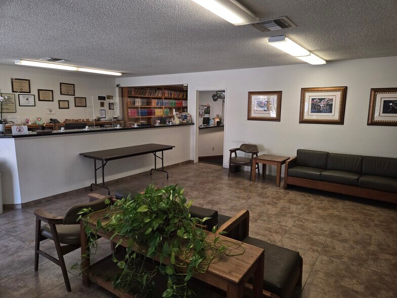 222 E Route 66, Glendora, CA à vendre - Photo du bâtiment - Image 3 de 8