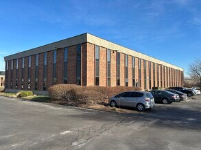 2258 Schuetz Rd, Maryland Heights, MO à louer Photo du bâtiment- Image 2 de 5