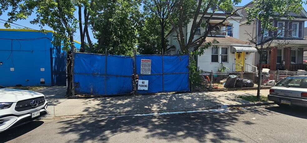 150-22 105th Ave, Jamaica, NY for sale - Primary Photo - Image 1 of 3