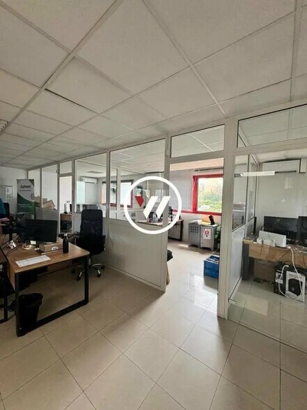Flex in Aubagne for lease - Interior Photo - Image 3 of 16