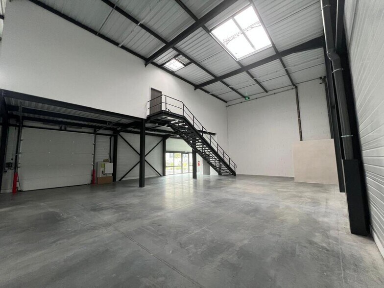 Flex in Saint-Quentin-Fallavier for lease - Interior Photo - Image 3 of 3