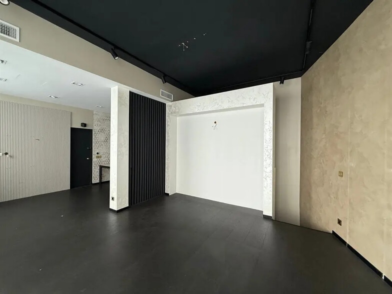 Retail in Paris for lease - Interior Photo - Image 2 of 9