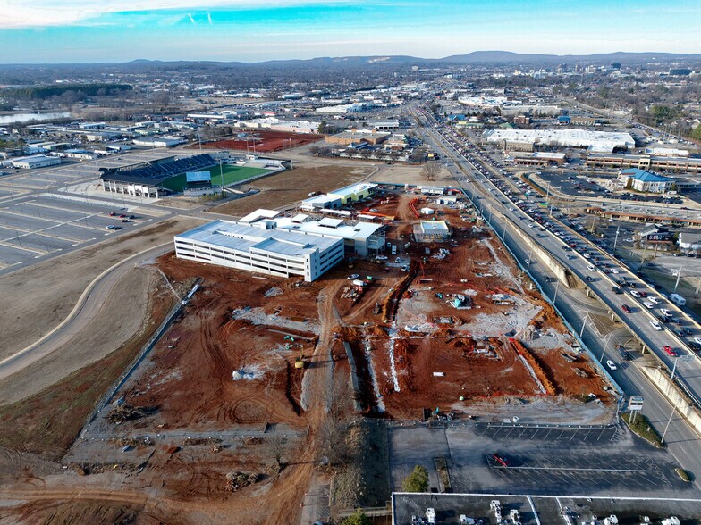 3312 S Memorial Pky, Huntsville, AL à louer - Photo du bâtiment - Image 2 de 5