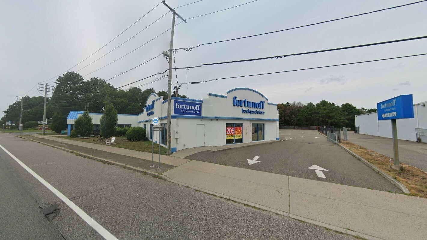615 W Sunrise Hwy, Patchogue, NY à louer Photo du bâtiment- Image 1 de 4