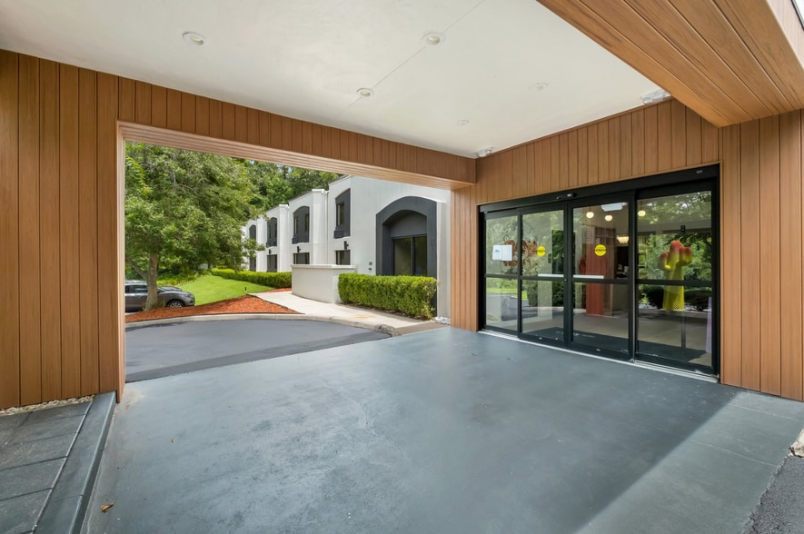 1695 Capital Cir NW, Tallahassee, FL for sale - Building Photo - Image 2 of 37