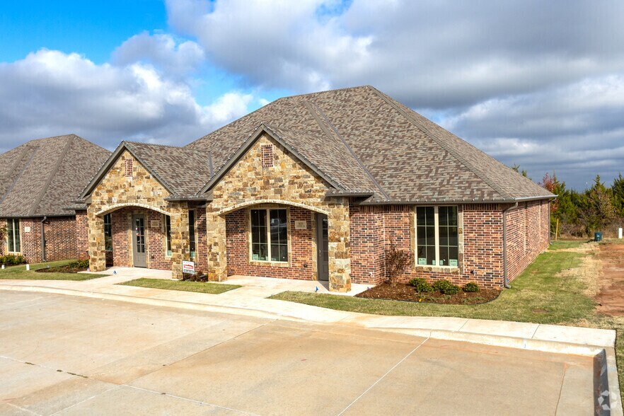 825 Kelly Lakes Pass, Edmond, OK for lease - Primary Photo - Image 1 of 3