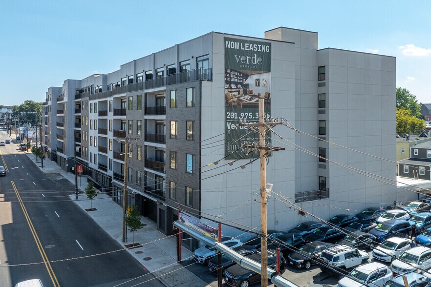 873 COMMUNIPAW Ave, Jersey City, NJ à louer - Photo du bâtiment - Image 2 de 37