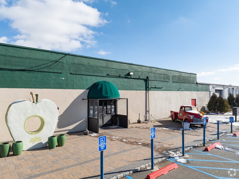 2711 Sound Ave, Calverton, NY for sale - Building Photo - Image 3 of 5