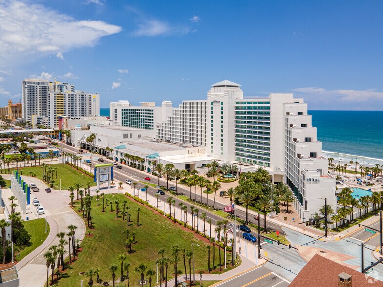 100 N Atlantic Ave, Daytona Beach, FL à louer - Photo du bâtiment - Image 2 de 7